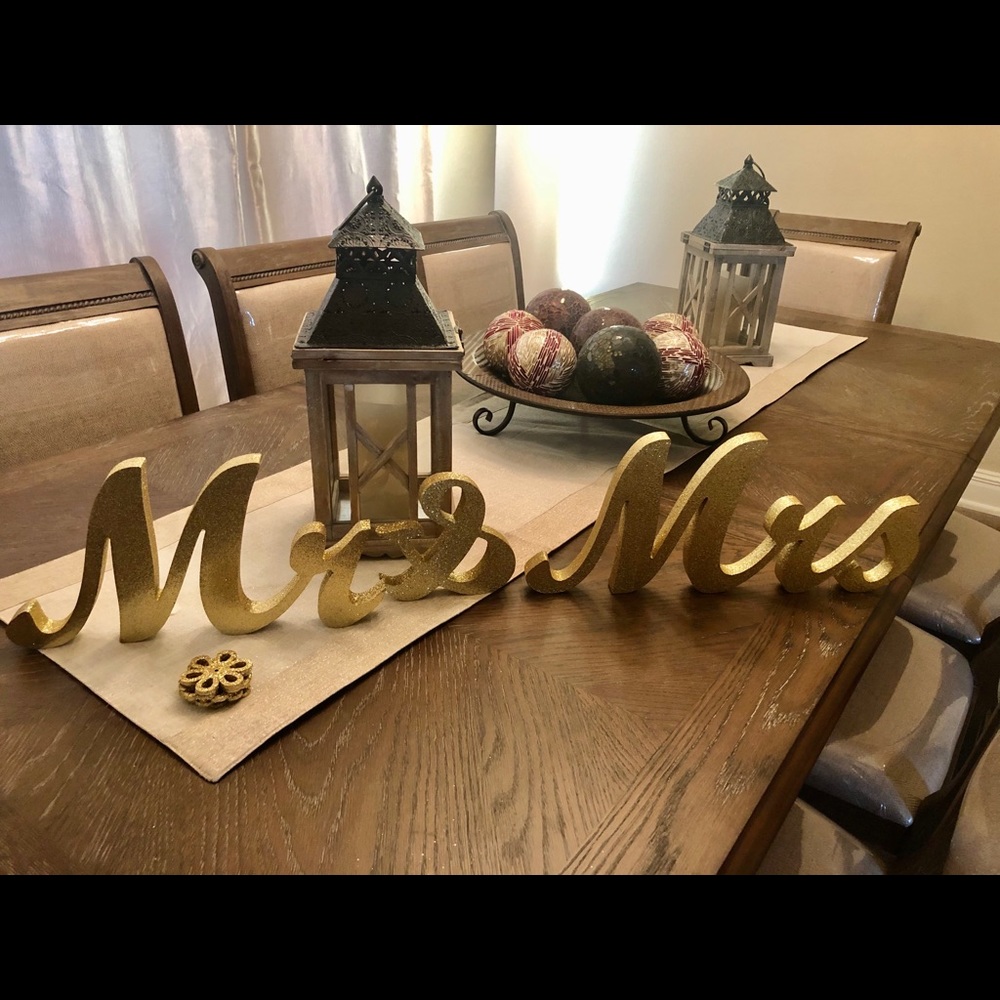 Mr and Mrs sign for sweetheart table